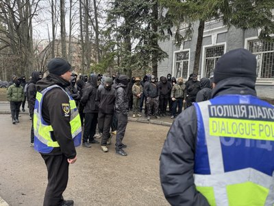 Суд відмовив гей-парі у визаннні спільного проживання: під судом була акція Суд відмовив гей-парі у визаннні спільного проживання: під судом була акція