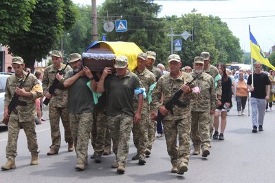 Вважали безвісти зниклим: на Черкащині попрощалися із загиблим солдатом Вважали безвісти зниклим: на Черкащині попрощалися із загиблим солдатом