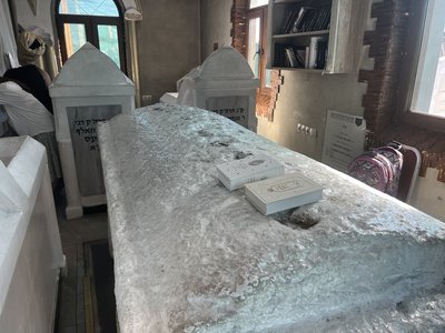 Паломники їдуть до України, щоб помолитися на могилі Баал Шем Това Паломники їдуть до України, щоб помолитися на могилі Баал Шем Това