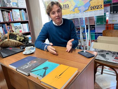 Акцію "Письменник за прилавком" в Ужгороді відкрив Андрій Любка Акцію "Письменник за прилавком" в Ужгороді відкрив Андрій Любка