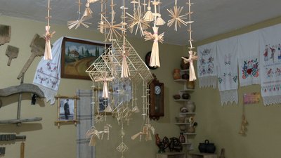 "Дохристиянська традиція": на Черкащині майстриня створює різдвяних павуків з соломи "Дохристиянська традиція": на Черкащині майстриня створює різдвяних павуків з соломи