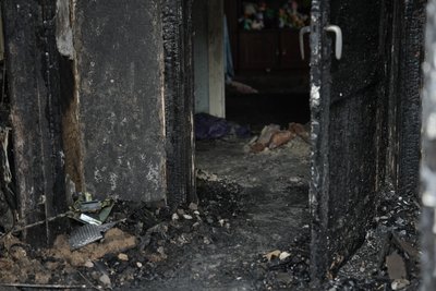 У Сумах дітей рятували через вікно після удару російського БпЛА. Репортаж У Сумах дітей рятували через вікно після удару російського БпЛА. Репортаж
