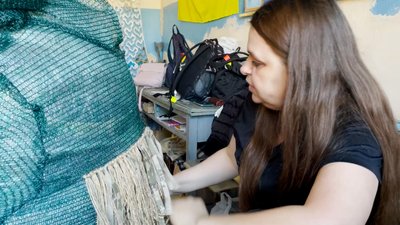 Маскувальні сітки та "кікімори" виготовляють для фронту на Чернігівщині волонтери ГО "Генерація успіху" Маскувальні сітки та "кікімори" виготовляють для фронту на Чернігівщині волонтери ГО "Генерація успіху"