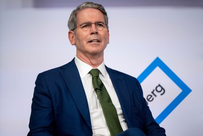Скотт Бессент, засновник і головний виконавчий директор Key Square Group LP, під час інтерв'ю під час Республіканського національного з'їзду (RNC) біля Fiserv Forum у Мілуокі, штат Вісконсин, США, у вівторок, 16 липня 2024 року Скотт Бессент, засновник і головний виконавчий директор Key Square Group LP, під час інтерв'ю під час Республіканського національного з'їзду (RNC) біля Fiserv Forum у Мілуокі, штат Вісконсин, США, у вівторок, 16 липня 2024 року