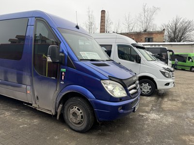 Автобуси на Центральному автовокзалі у Чернівцях Автобуси на Центральному автовокзалі у Чернівцях