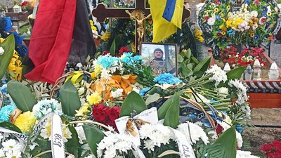 На Тернопільщині в останню дорогу провели захисника України Ігоря Гнатюка На Тернопільщині в останню дорогу провели захисника України Ігоря Гнатюка