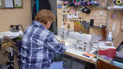 Шиє для фронту в пам’ять про сина: у Вінниці мати загиблого воїна продовжує його справу Шиє для фронту в пам’ять про сина: у Вінниці мати загиблого воїна продовжує його справу