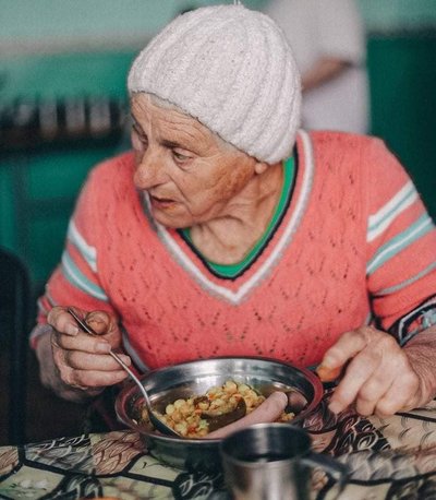 З Часів Яра на Хмельниччину: як старенькі у хоспісі звикають до нового житла З Часів Яра на Хмельниччину: як старенькі у хоспісі звикають до нового житла