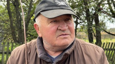 Волинянин змайстрував хату з дров і глини Волинянин змайстрував хату з дров і глини