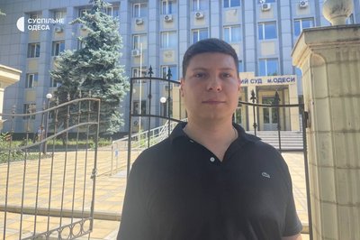В Одесі відправило до СІЗО чоловіка, який прокатав працівників ТЦК на капоті автівки В Одесі відправило до СІЗО чоловіка, який прокатав працівників ТЦК на капоті автівки