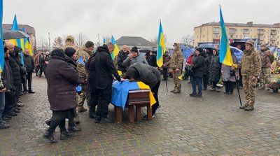 "Погинув за нас всіх": із військовослужбовцем Олегом Криницьким попрощались у Сарнах на Рівненщині "Погинув за нас всіх": із військовослужбовцем Олегом Криницьким попрощались у Сарнах на Рівненщині