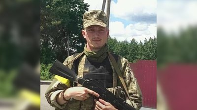 На Чернігівщині попрощалися з трьома захисниками, які загинули на Донеччині На Чернігівщині попрощалися з трьома захисниками, які загинули на Донеччині