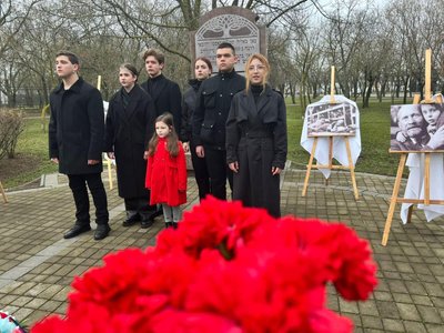 Місцеві жителі біля пам'ятку жертвам Голокосту Місцеві жителі біля пам'ятку жертвам Голокосту