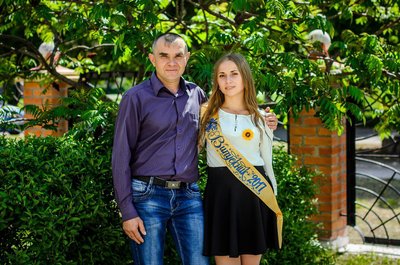 Діана Чистікова з батьком Юрієм на випускному Діана Чистікова з батьком Юрієм на випускному