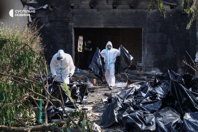 Судмедексперти виносять тіла загиблих із двоповерхової будівлі, яка була приватним пансіонатом для літніх людей «Добрий дім» у селі Мила Бучанського району на Київщині, 29 серпня 2026 року. Більшість загиблих, 31 людина, проживали у цьому пансіонаті Судмедексперти виносять тіла загиблих із двоповерхової будівлі, яка була приватним пансіонатом для літніх людей «Добрий дім» у селі Мила Бучанського району на Київщині, 29 серпня 2026 року. Більшість загиблих, 31 людина, проживали у цьому пансіонаті