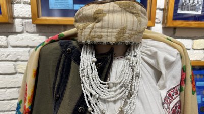 Сорочка з окупації у колекції вишитих сорочок та строїв переселенки з Бахмута Світлани Кравченко Дніпропетровська область 14 листопада 2025 рік Сорочка з окупації у колекції вишитих сорочок та строїв переселенки з Бахмута Світлани Кравченко Дніпропетровська область 14 листопада 2025 рік