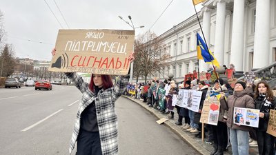 У Полтаві рідні військових вийшли на акцію, аби нагадати про полонених У Полтаві рідні військових вийшли на акцію, аби нагадати про полонених