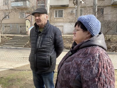 Їх житло тричі було під обстрілом. У Херсоні волонтери евакуювали подружжя з прибережної зони Їх житло тричі було під обстрілом. У Херсоні волонтери евакуювали подружжя з прибережної зони