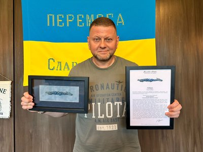Валерій Залужний із виробом харківського митця Станіслава Дрокіна Валерій Залужний із виробом харківського митця Станіслава Дрокіна
