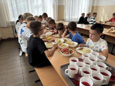 Як школярі Полтавщини харчуються безплатними обідами під час повітряних тривог? Як школярі Полтавщини харчуються безплатними обідами під час повітряних тривог?