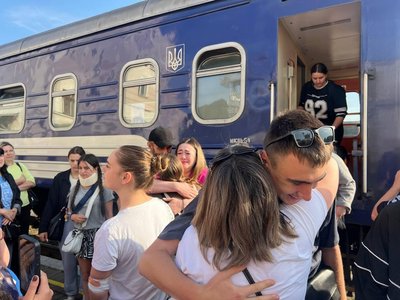 На Буковину повернулися студенти та викладачі Кіцманського коледжу, які потрапили у ДТП у Франції На Буковину повернулися студенти та викладачі Кіцманського коледжу, які потрапили у ДТП у Франції