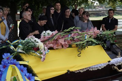 В Ужгороді попрощалися з полеглим військовослужбовцем Сергієм Постельняком В Ужгороді попрощалися з полеглим військовослужбовцем Сергієм Постельняком
