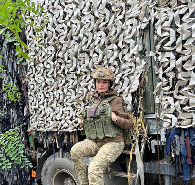 Залишилась в Україні, щоб доглядати онуків. На Буковині бабуся виховує онуків, поки їх мама служить на фронті Залишилась в Україні, щоб доглядати онуків. На Буковині бабуся виховує онуків, поки їх мама служить на фронті