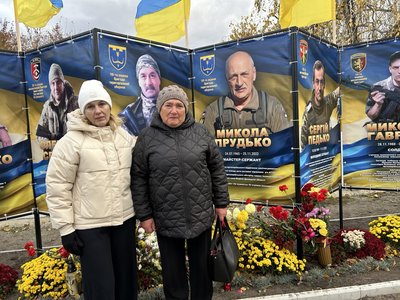 "Шануємо пам'ять про кожного": у селі на Черкащині відкрили Алею Слави на честь загиблих військових "Шануємо пам'ять про кожного": у селі на Черкащині відкрили Алею Слави на честь загиблих військових