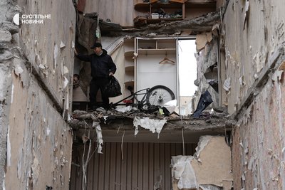 Чоловіки виносять вцілілі речі з будинку у Дніпрі, в який напередодні влучив російський "шахед", 9 листопада 2025 року Чоловіки виносять вцілілі речі з будинку у Дніпрі, в який напередодні влучив російський "шахед", 9 листопада 2025 року