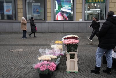 Прикрашені вітрини та черги за квітами: як Дніпро святкує день закоханих