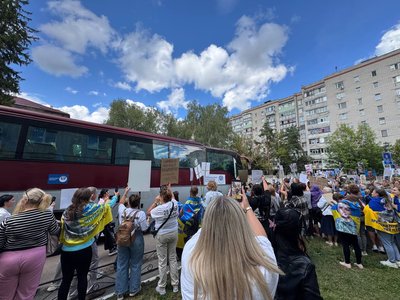 «А раптом він серед них»: як родини з Черкащини їздять на обміни військовополоненими у пошуках своїх рідних «А раптом він серед них»: як родини з Черкащини їздять на обміни військовополоненими у пошуках своїх рідних