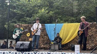 Молодіжний рок-гурт "Eterna" з Малина: від шкільної актової зали до фіналу всеукраїнського конкурсу Молодіжний рок-гурт "Eterna" з Малина: від шкільної актової зали до фіналу всеукраїнського конкурсу