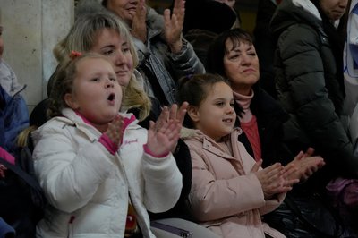 Діти на відкритті ялинки у Харкові, 6 грудня 2024 року Діти на відкритті ялинки у Харкові, 6 грудня 2024 року