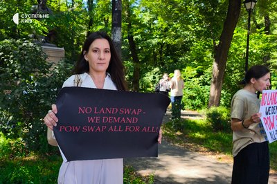 У Києві навпроти посольства США проходить мирна акція протесту. Що вимагають У Києві навпроти посольства США проходить мирна акція протесту. Що вимагають