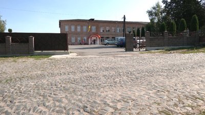 Батьки та учні ліцею у Великих Межирічах на Рівненщині просять не звільняти директорку Батьки та учні ліцею у Великих Межирічах на Рівненщині просять не звільняти директорку