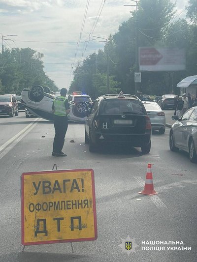 ДТП з навчальним авто: в Києві легковик перекинувся на дах, є постраждалий ДТП з навчальним авто: в Києві легковик перекинувся на дах, є постраждалий