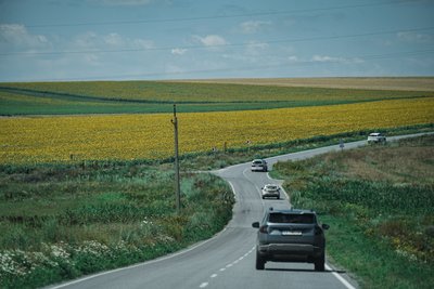 Дорога серед полів на Харківщині Дорога серед полів на Харківщині