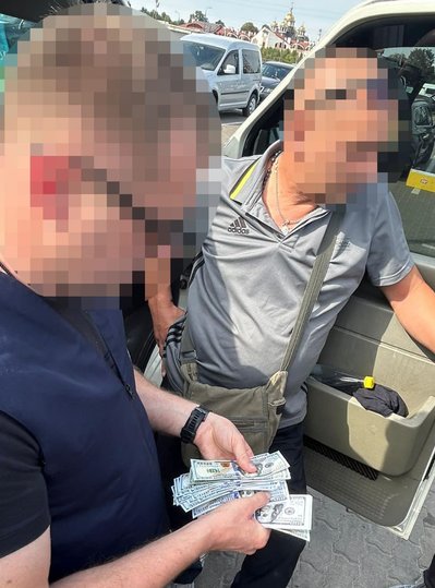 На Львівщині поліцейського підозрюють в організації схеми переправлення через кордон чоловіків На Львівщині поліцейського підозрюють в організації схеми переправлення через кордон чоловіків
