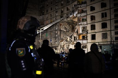 Пошукова операція в зруйнованому російською авіабомбою будинку на Сатлівці у Харкові 30 жовтня 2024 року