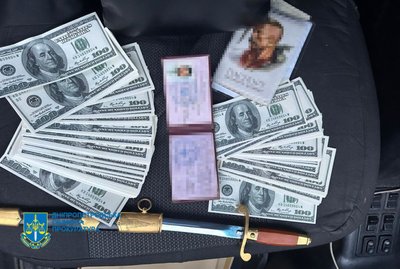 Вимагали 60 000 доларів у ексзаступника мера: на Дніпропетровщині затримали двох депутатів та кримінального авторитета Вимагали 60 000 доларів у ексзаступника мера: на Дніпропетровщині затримали двох депутатів та кримінального авторитета
