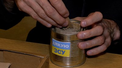 «В кожну свічку вкладаємо любов». Як у Вінниці молодь із інвалідністю виготовляє окопні свічки для оборонців «В кожну свічку вкладаємо любов». Як у Вінниці молодь із інвалідністю виготовляє окопні свічки для оборонців