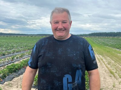 "Вирощування суниці — частина мого життя" — підприємець про релокацію бізнесу на Житомирщину "Вирощування суниці — частина мого життя" — підприємець про релокацію бізнесу на Житомирщину