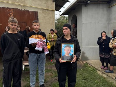 Люди на подвір'ї Владислава Бевза Люди на подвір'ї Владислава Бевза