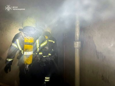 Врятували 8 мешканців будинку, з них — 3 дітей: у Черкасах сталася пожежа у дев'ятиповерхівці Врятували 8 мешканців будинку, з них — 3 дітей: у Черкасах сталася пожежа у дев'ятиповерхівці