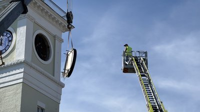 У Полтаві монтують годинник на пожежній каланчі: фоторепортаж У Полтаві монтують годинник на пожежній каланчі: фоторепортаж