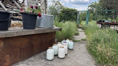 Мука у дворі Валентини Олександрівка Лиманська громада Донецька область 20 червня 2025 рік Мука у дворі Валентини Олександрівка Лиманська громада Донецька область 20 червня 2025 рік