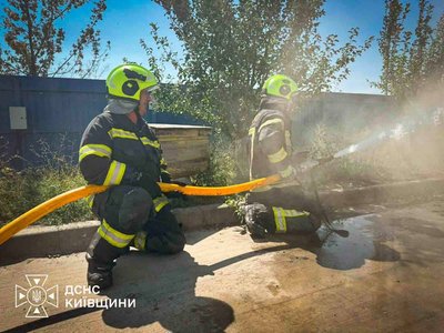 РФ уночі вдарила по залізничному підприємству в Києві, є загиблий. Вдень столичний регіон знову під атакою балістики РФ уночі вдарила по залізничному підприємству в Києві, є загиблий. Вдень столичний регіон знову під атакою балістики