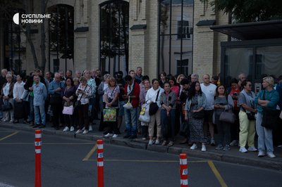 Пасажири годинами чекають автобусів: як кияни дістаються лівого берега під час тривоги Пасажири годинами чекають автобусів: як кияни дістаються лівого берега під час тривоги