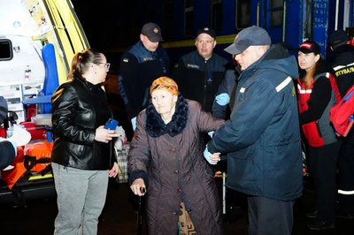На Житомирщину з Донецької області прибув евакуаційний потяг із людьми похилого віку На Житомирщину з Донецької області прибув евакуаційний потяг із людьми похилого віку