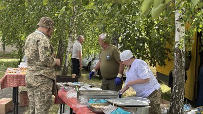 Польова кухня, військовослужбовці 10 ОГШБр "Едельвейс" Польова кухня, військовослужбовці 10 ОГШБр "Едельвейс"